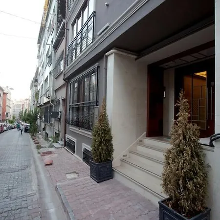 Collage Cihangir Apart Otel